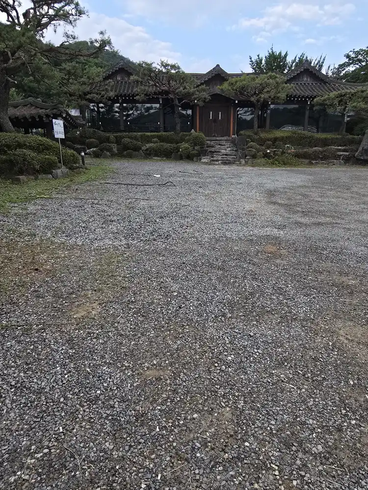 한옥카페 정문 진입로 쇄석 주차장 시공 전 상태