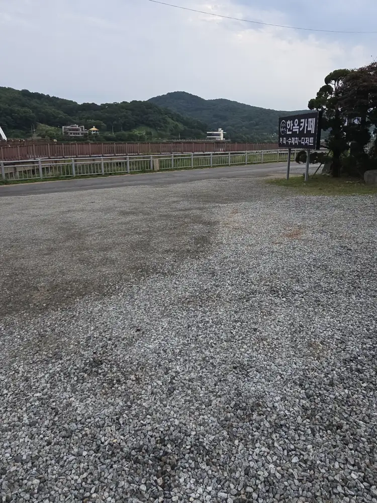 한옥카페 안쪽 그늘 구역 나무뿌리 피한 로프 구획 배치