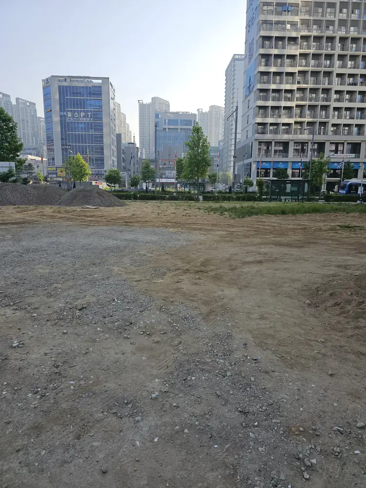 신도시 상업지구 인근 공터 주차장 시공 전 주변 환경 확인