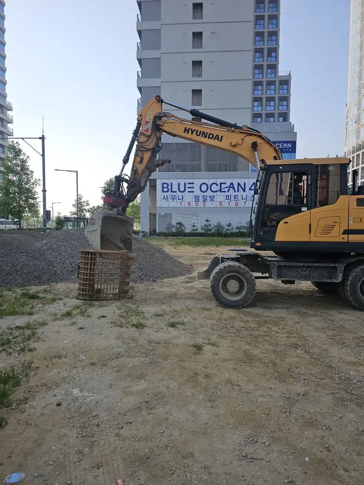 신도시 상업지구 인근 공터 표면 굴곡 확인 작업