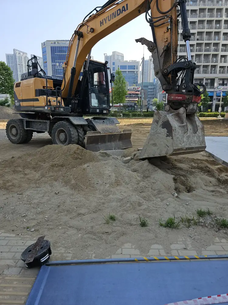 신도시 상업지구 인근 공터 표면 정리 후 쇄석 포설