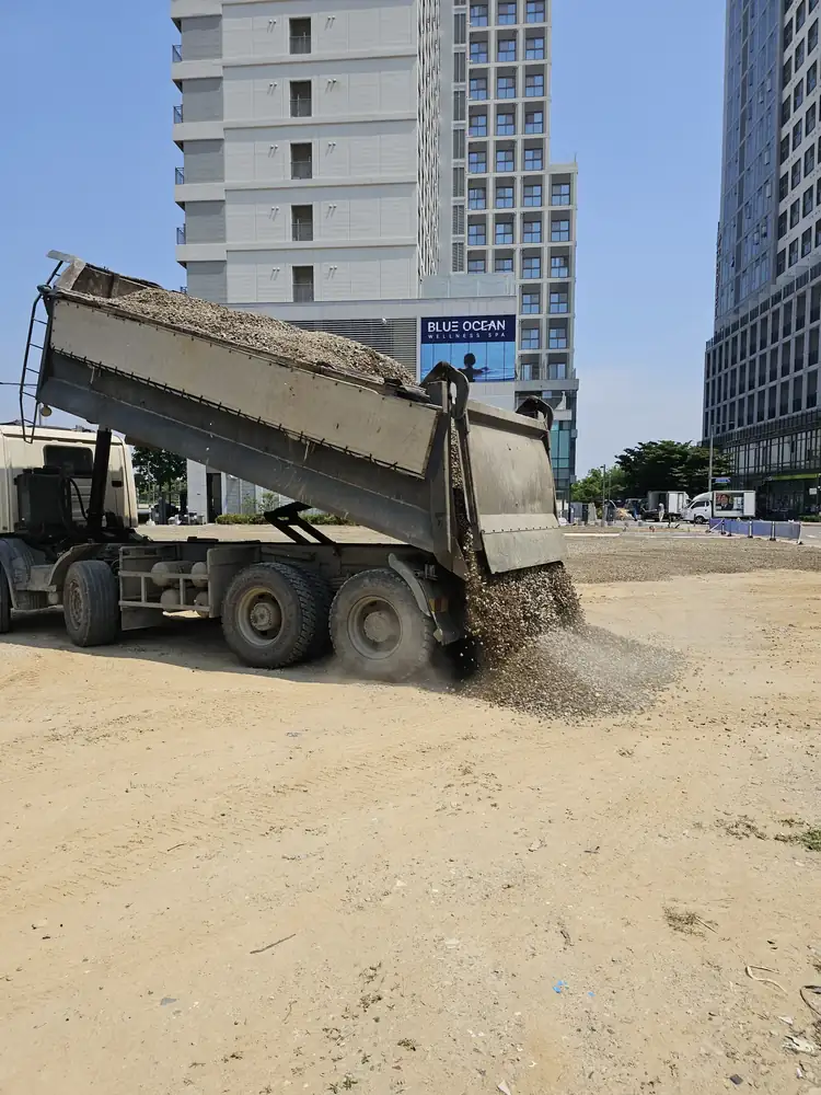 신도시 상업지구 인근 공터 도로측 동선 고려 구획 배치