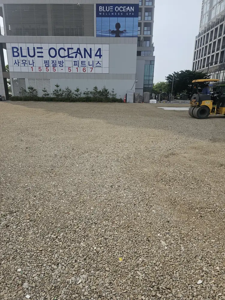 신도시 상업지구 인근 공터 완공 후 이용객 차량 확인