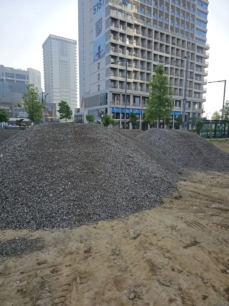 신도시 공터 굴착 전 단단한 지반 상태 확인