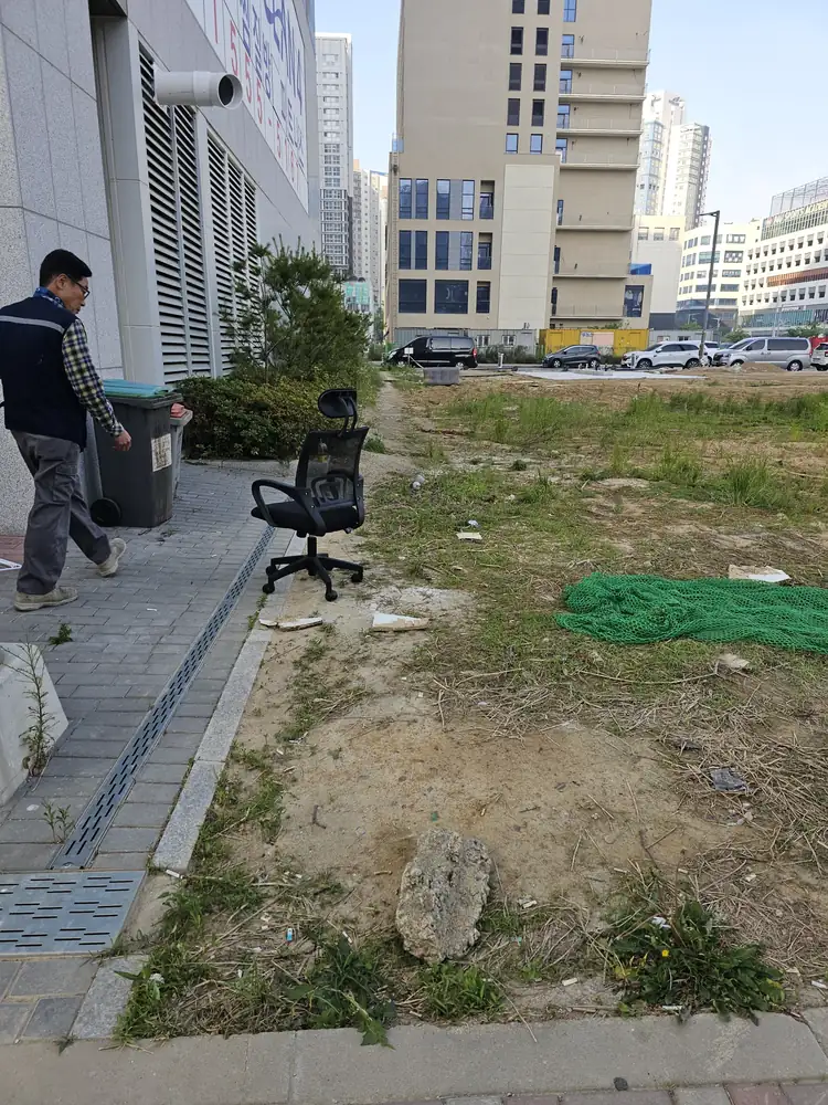 신도시 공터 굴착기 표면 정리 작업