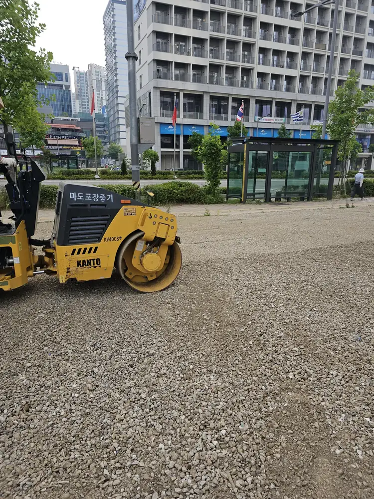 신도시 공터 구획 및 다짐 마감 완료된 모습